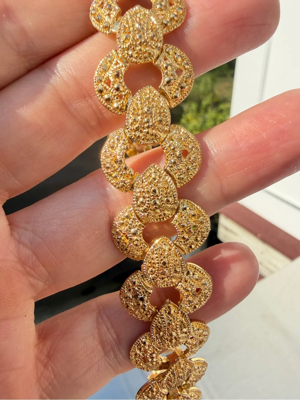 18” unmarked gold tone metal statement necklace